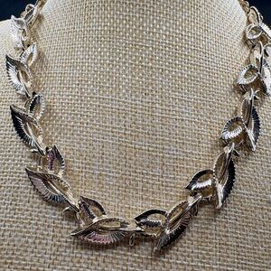 Coro - Vintage Elegant Gold Leaf Necklace